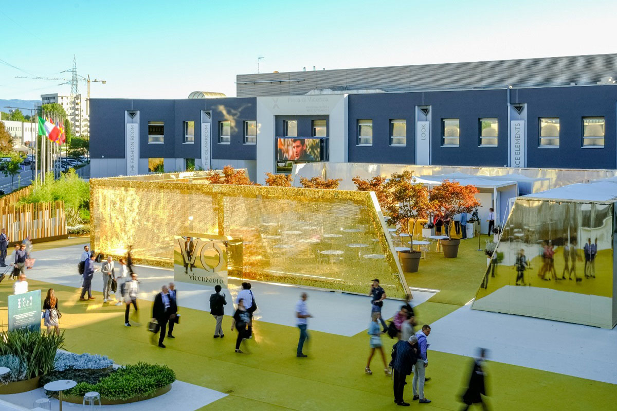 Vista esterna Vicenzaoro settembre 22: padiglione dorato VO con visitatori in fiera Vicenza