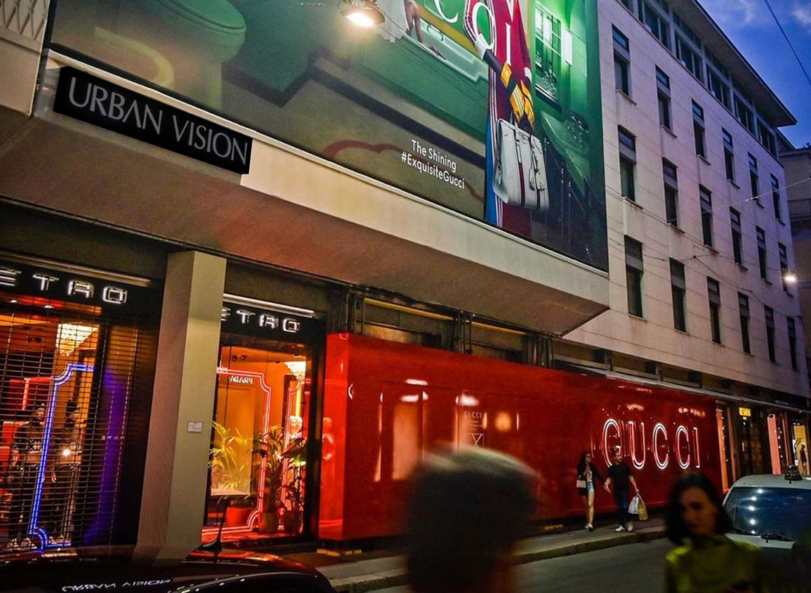 Restyling store Gucci Milano in total red con maxi affissione The Shining ExquisiteGucci