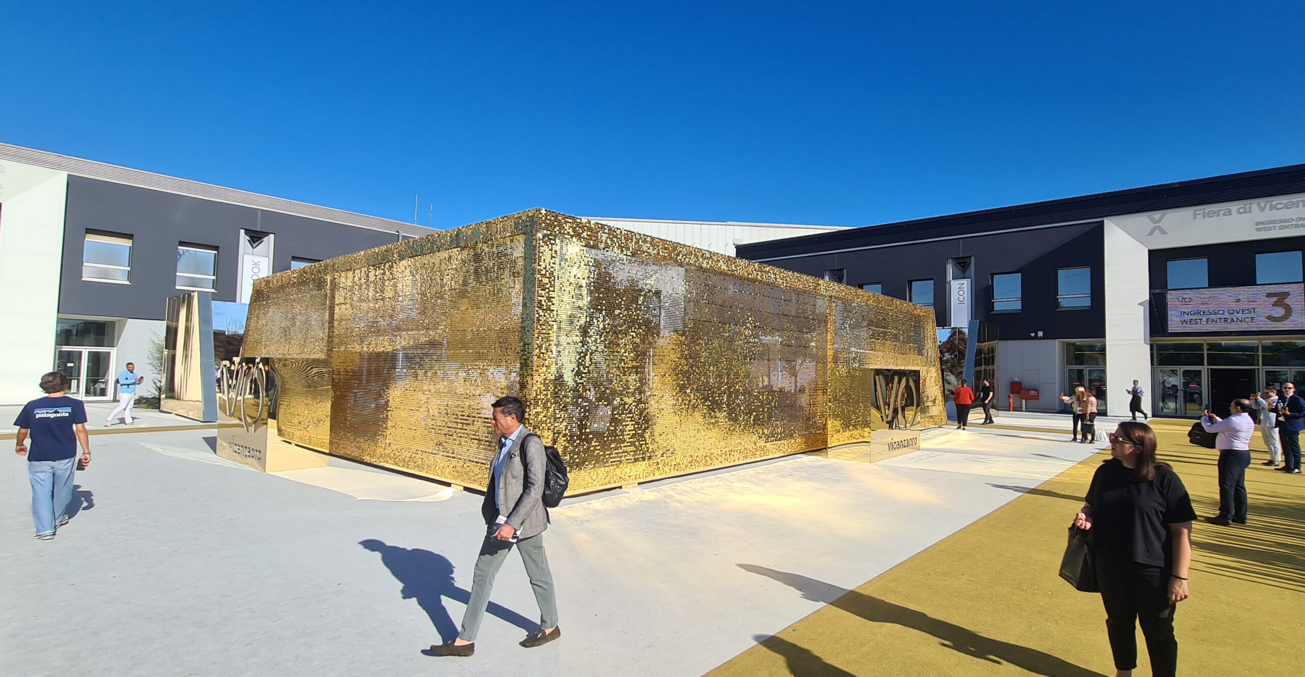 Padiglione dorato a paillettes Vicenza Oro settembre 2022 alla Fiera di Vicenza