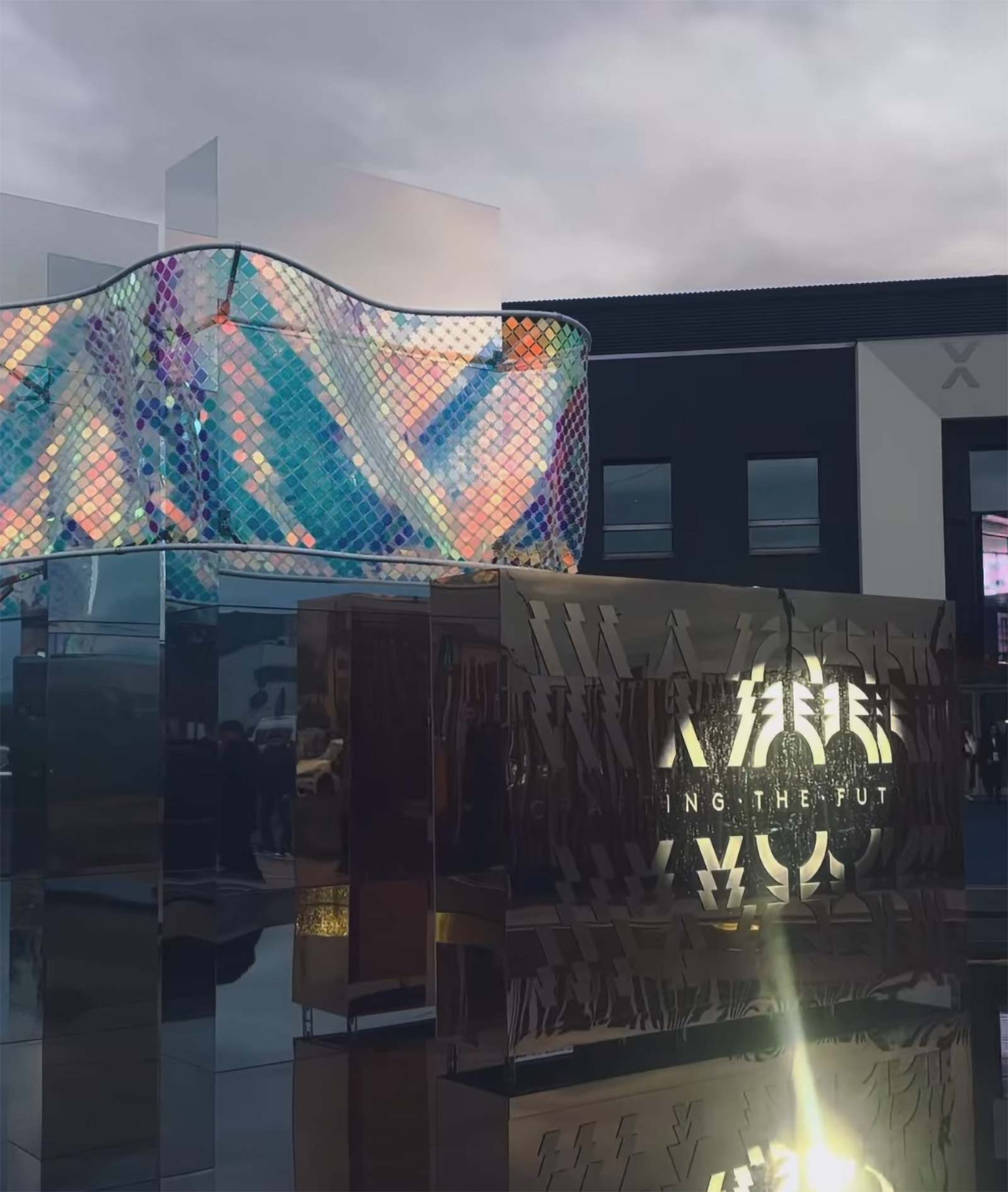 Installazione Vicenzaoro 2025 con superficie iridescente a scaglie e specchi metallici Shaping the Future