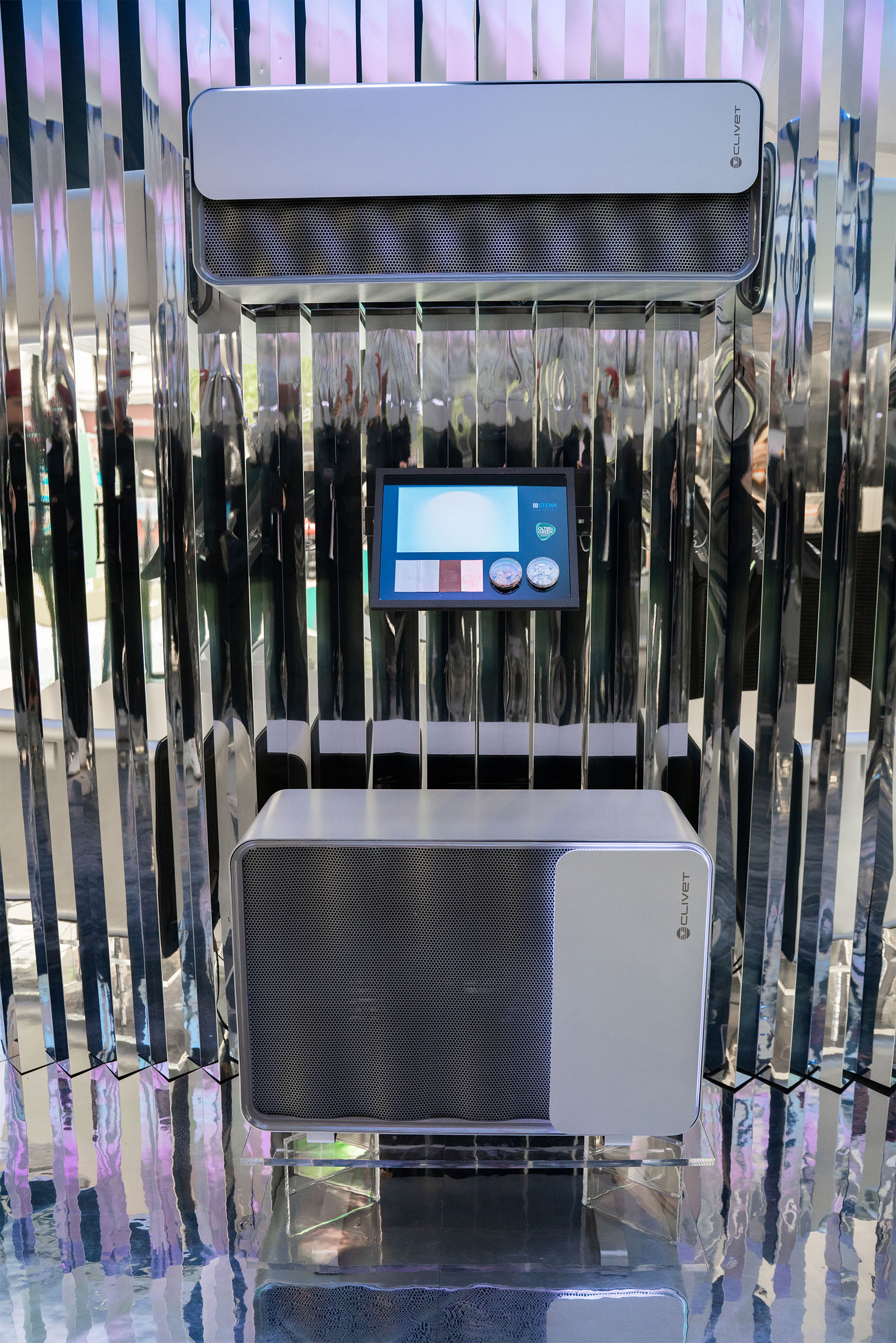 Installazione Just Breathe di Clivet al Fuorisalone 2025, scenografia immersiva