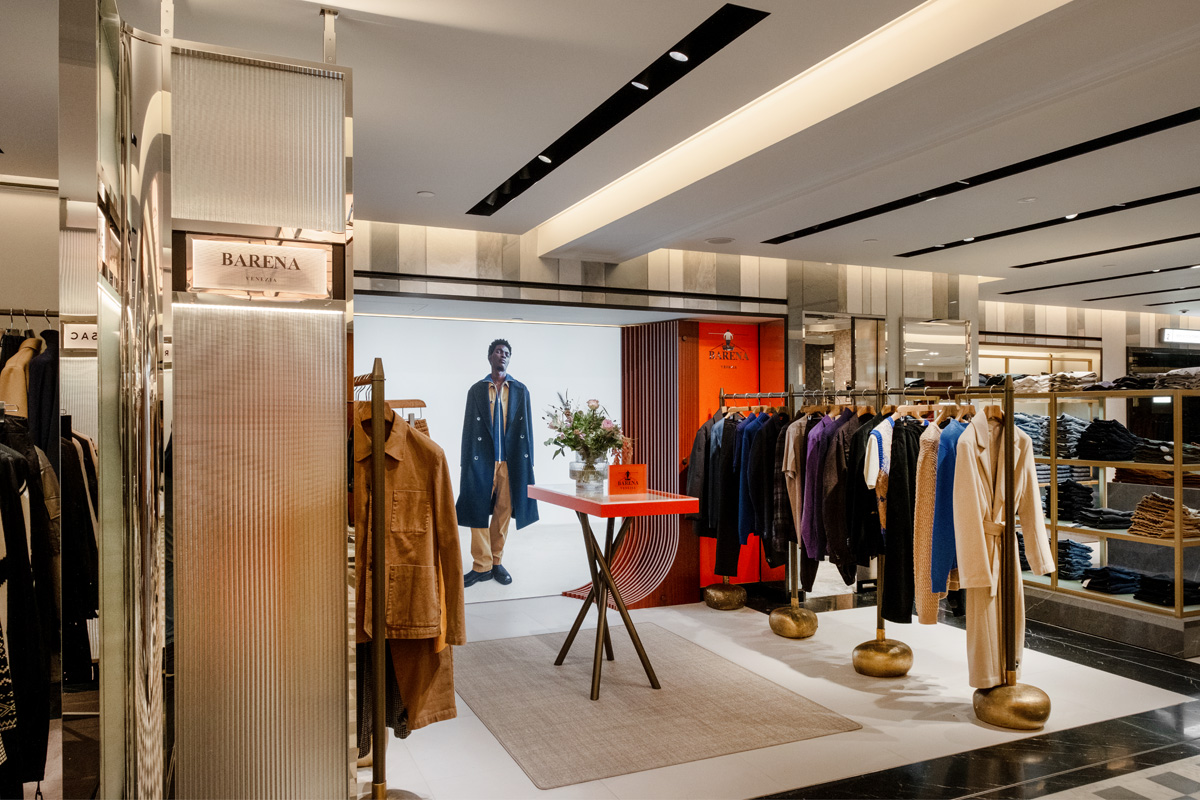 Corner Barena Venezia da Harrods Londra con manichini in cappotto e tavolo rosso