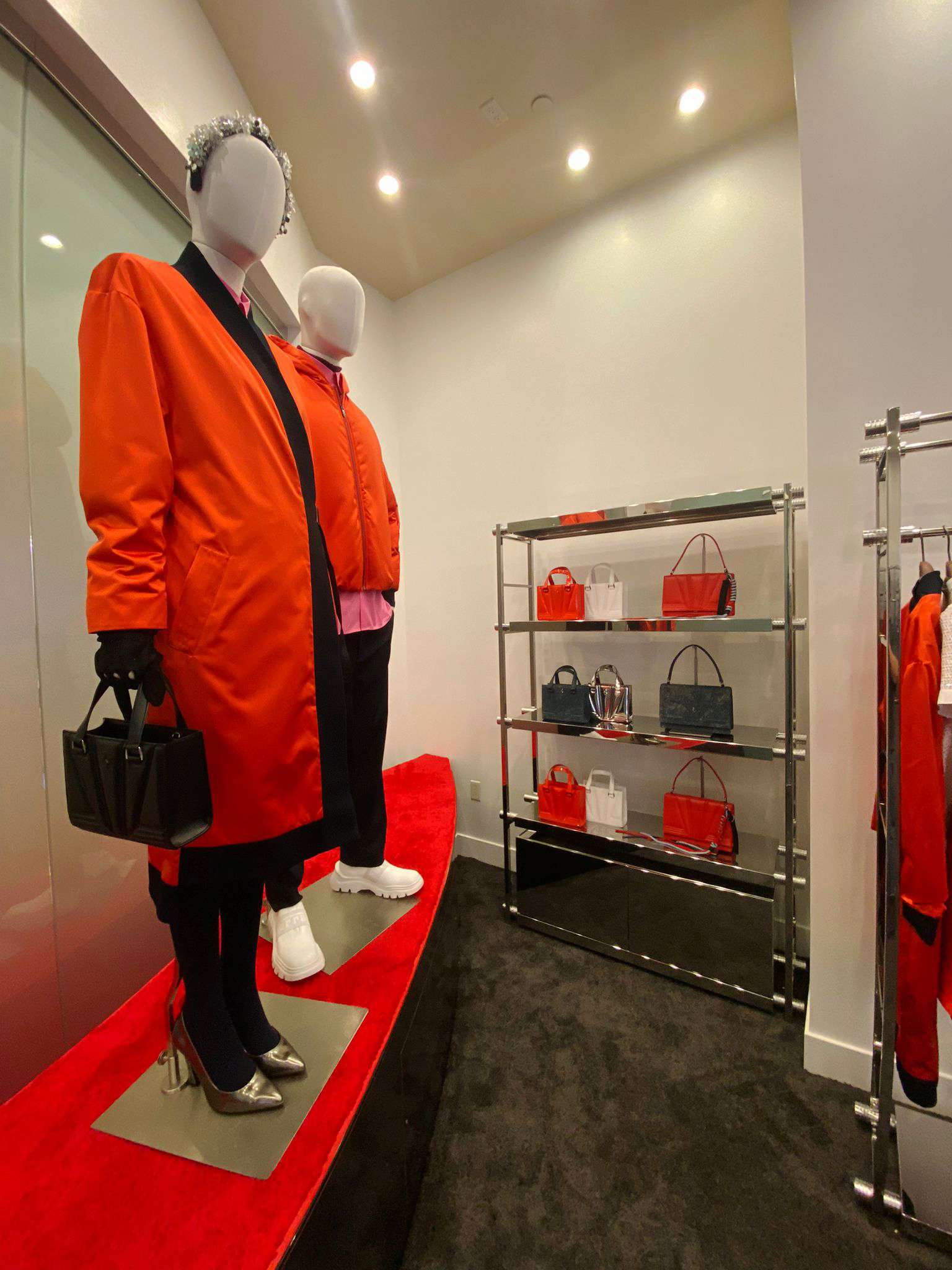 Ferrari Boutique Bellagio a Las Vegas 2023, dettaglio retail con grafica Cavallino