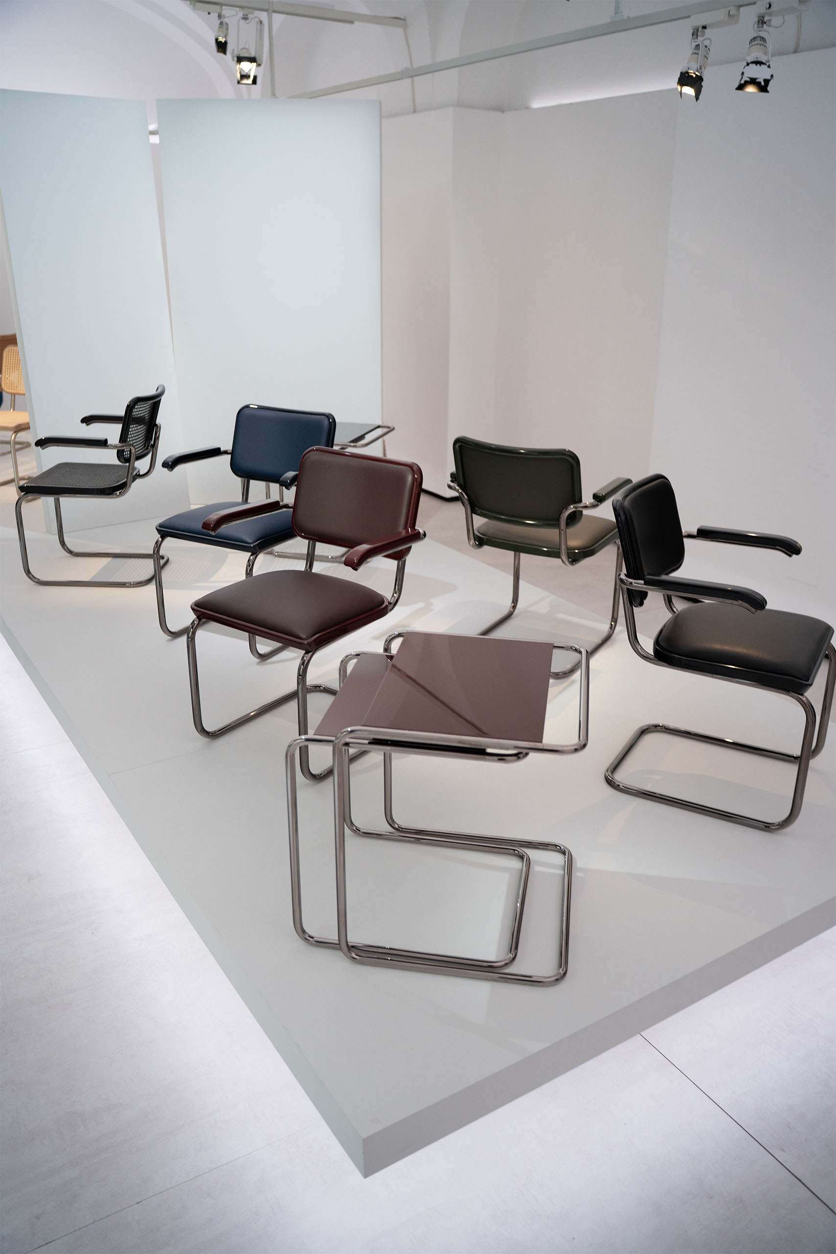 Sedute cantilever Thonet x Jil Sander al Fuorisalone 2025 in pelle colorata su struttura tubolare cromata