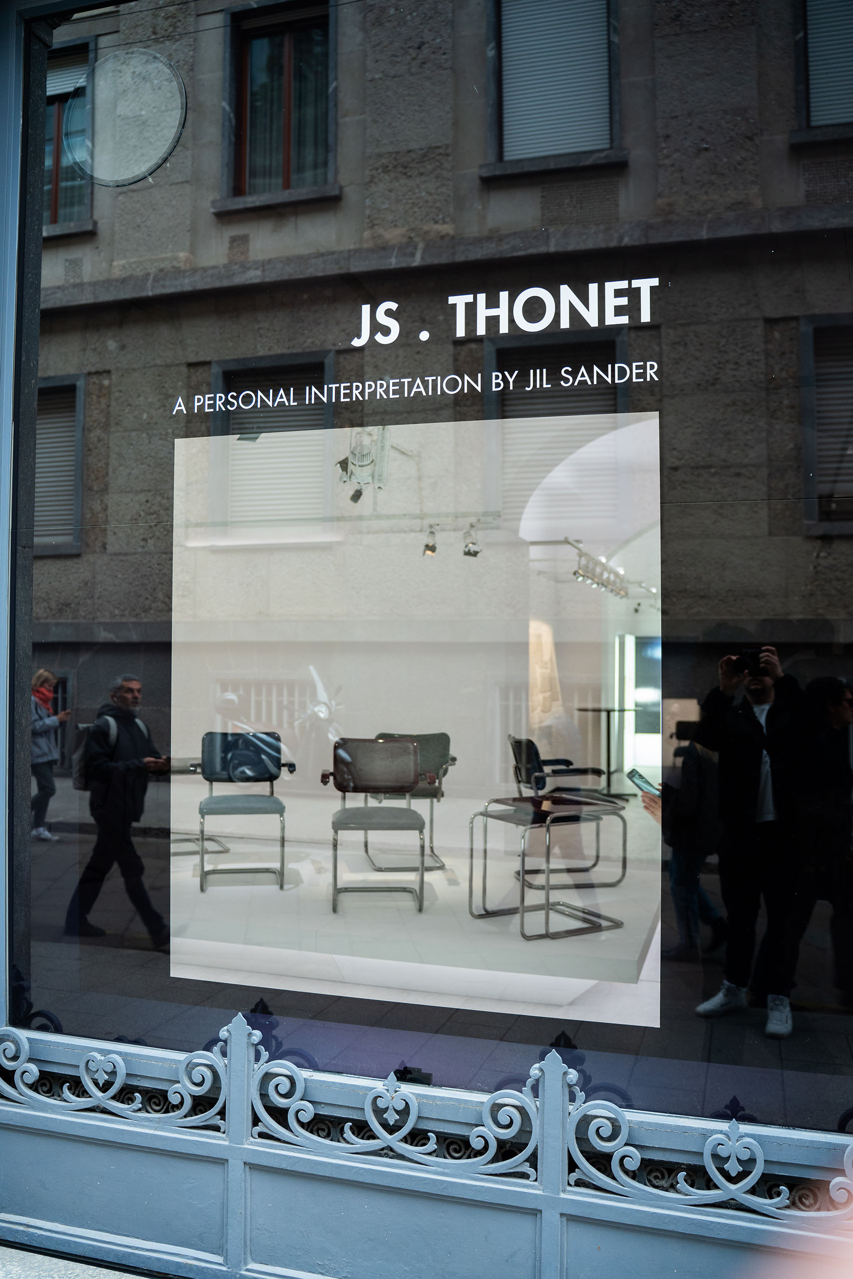 Vetrina Thonet x Jil Sander al Fuorisalone 2025 con sedie tubolari e scritta JS Thonet