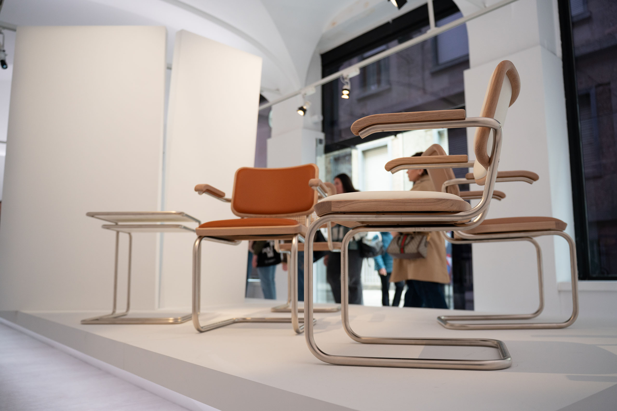 Sedie Thonet a sbalzo in tubolare con seduta arancione, allestimento Jil Sander Fuorisalone 2025