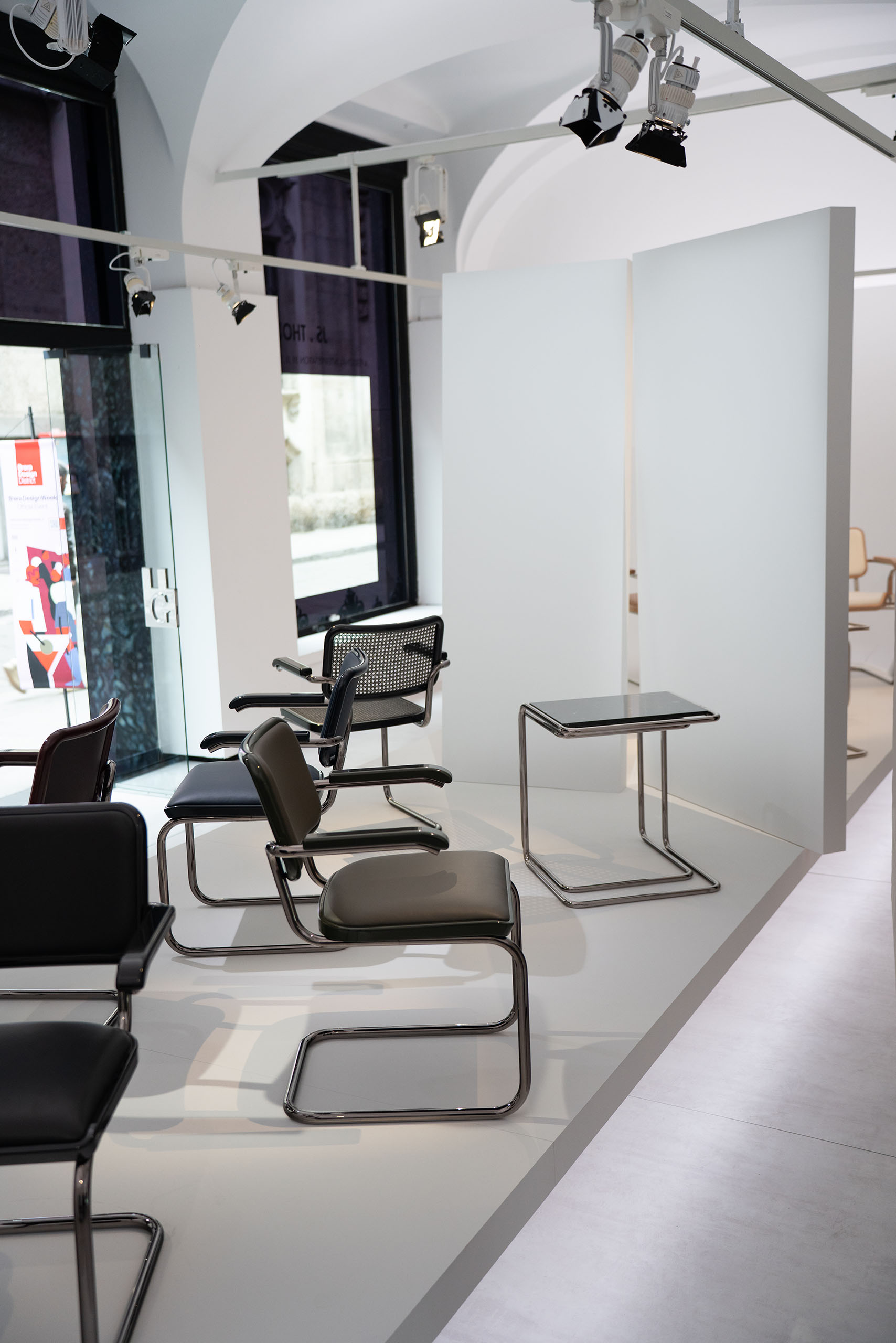 Allestimento Thonet x Jil Sander Fuorisalone 2025 con sedie cantilever Cesca su pedana bianca