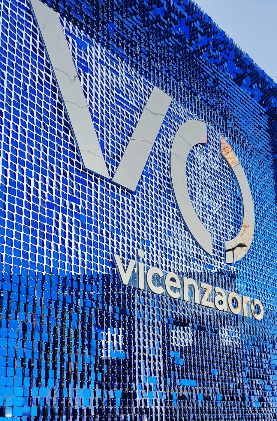 Dettaglio parete a paillettes blu con logo VO Vicenzaoro per il salone del gioiello