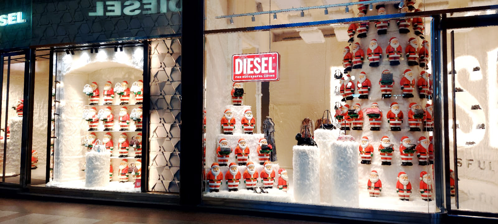 Vetrina natalizia Diesel, allestimento festivo con elementi a tema brand