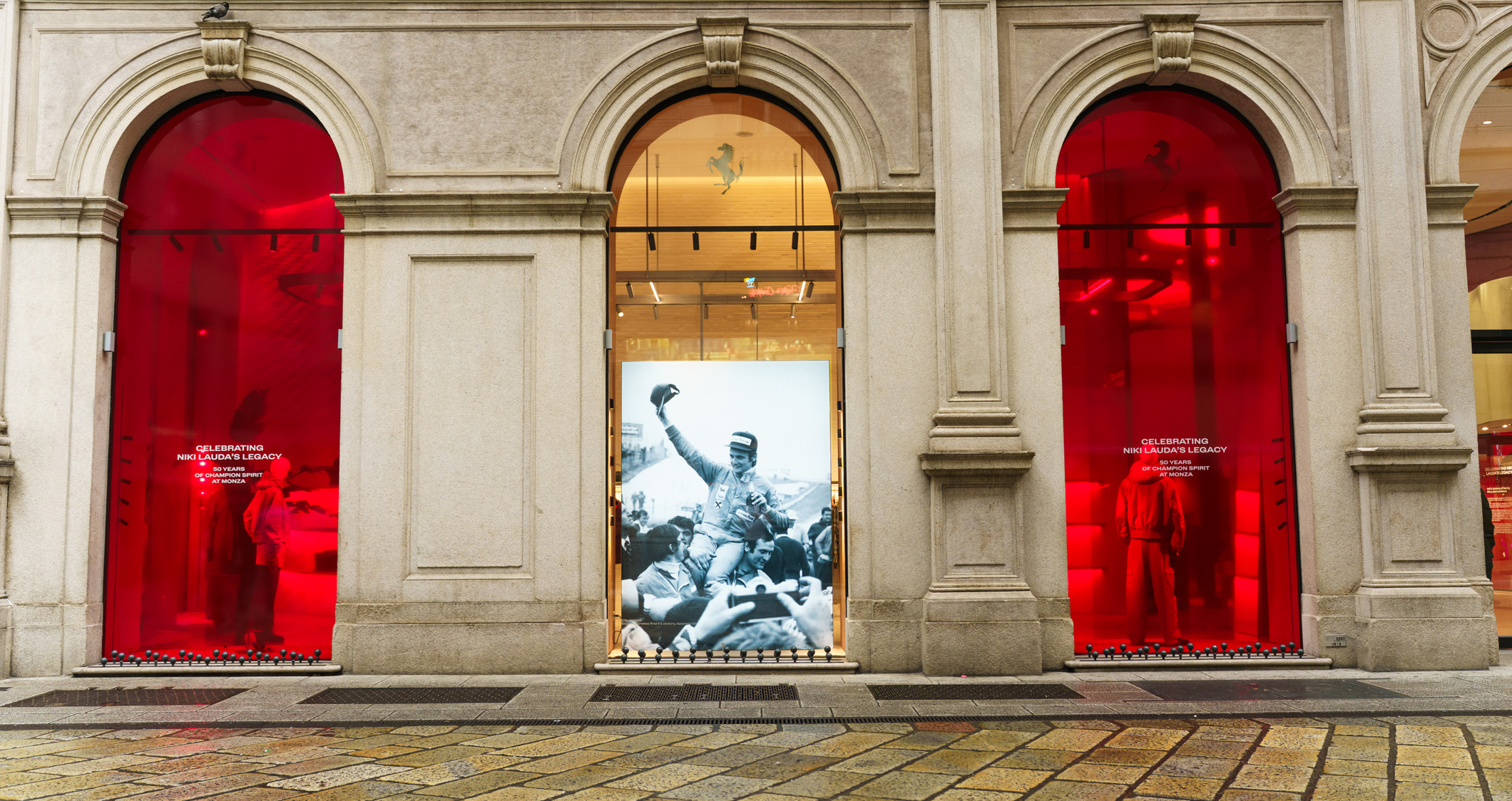 Vetrine rosse Ferrari Pop-In Milano per Niki Lauda Legacy con foto storica al centro
