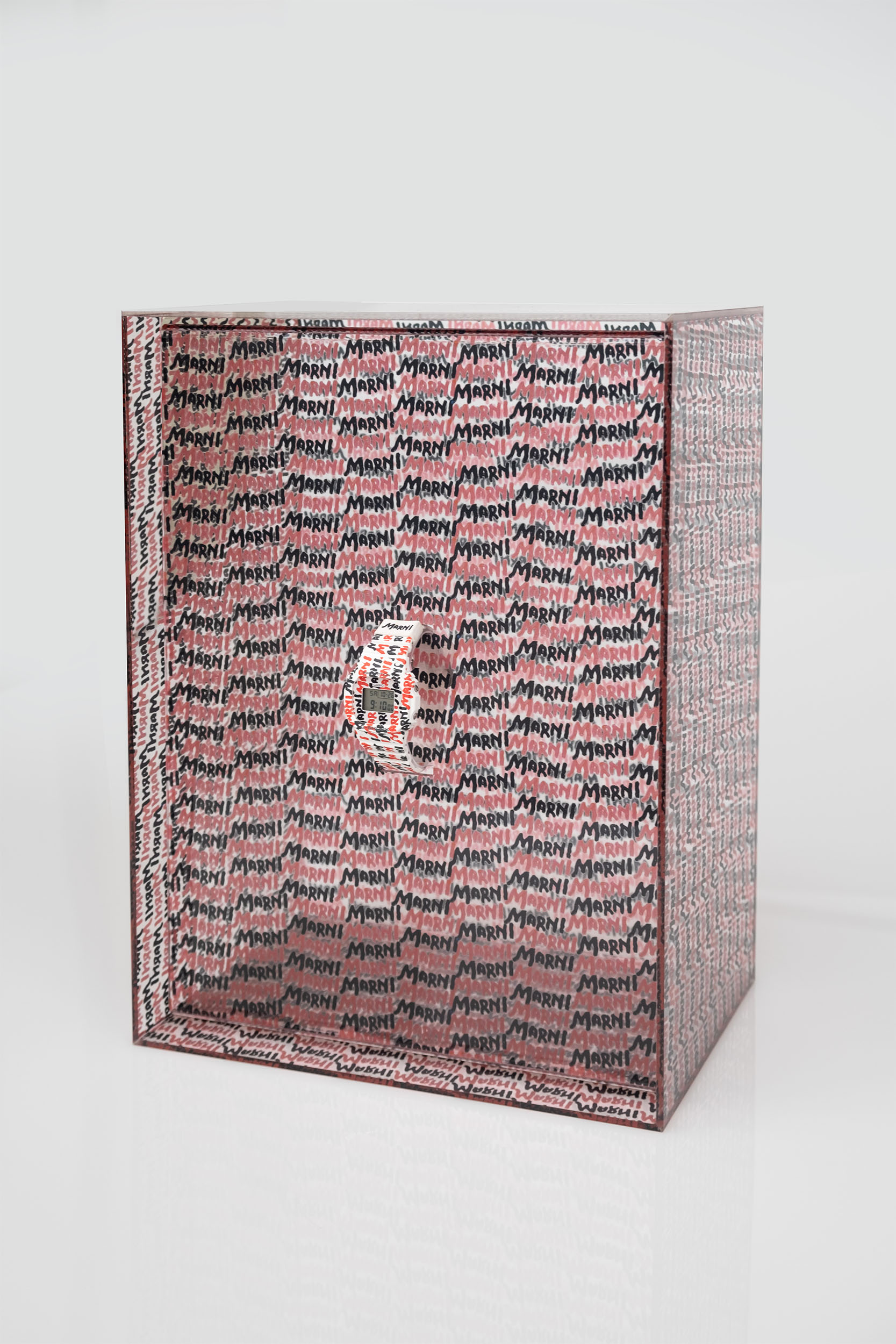 Cubo espositivo Marni X Casio rivestito da pattern logo Marni manoscritto rosa e nero