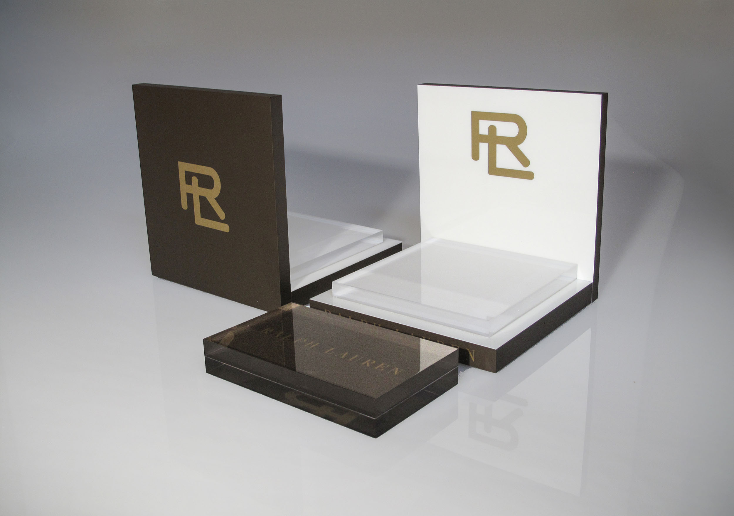 Espositori bookend Ralph Lauren in plexiglass marrone e bianco con monogramma RL dorato