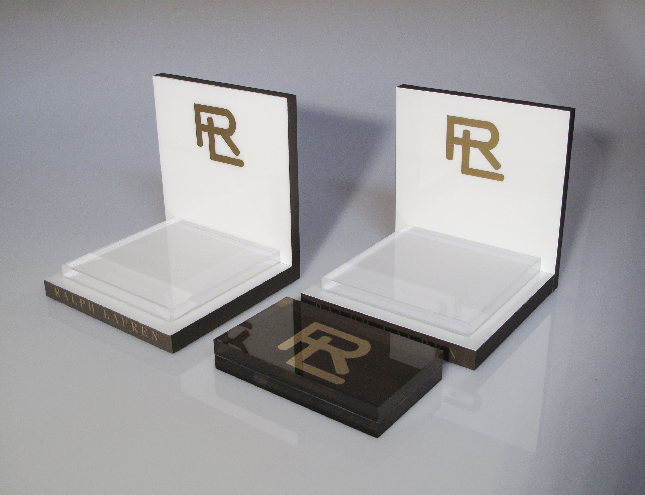 Espositori bookend Ralph Lauren in plexiglass bianco con monogramma RL dorato e basi marroni