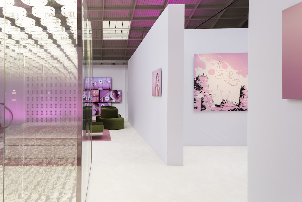 Dettaglio dei materiali riflettenti dell'allestimento Prada Infinity Box