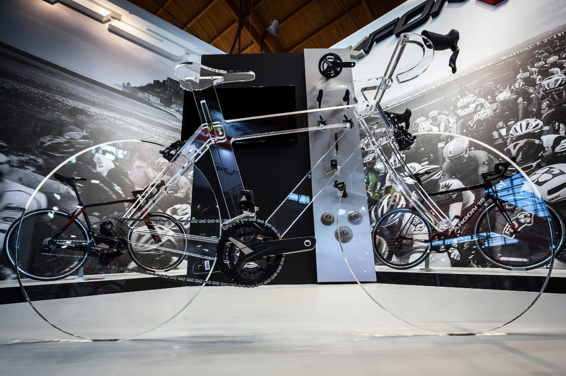 Dettaglio del cambio FSA Full Speed Ahead montato sulla bici in plexiglas