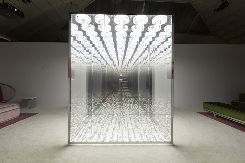 Vista d'insieme dell'installazione Infinity Box realizzata con April Milano