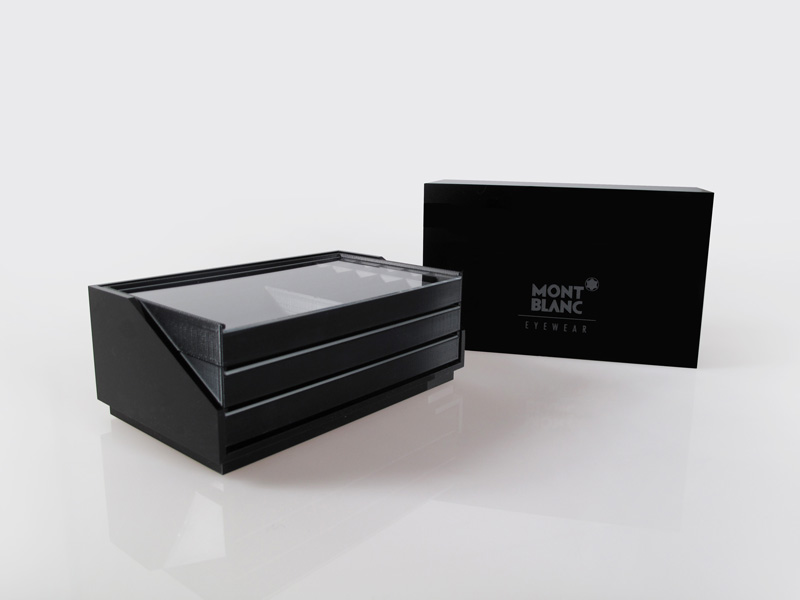 Vista frontale del sistema espositivo modulare Mont Blanc Eyewear