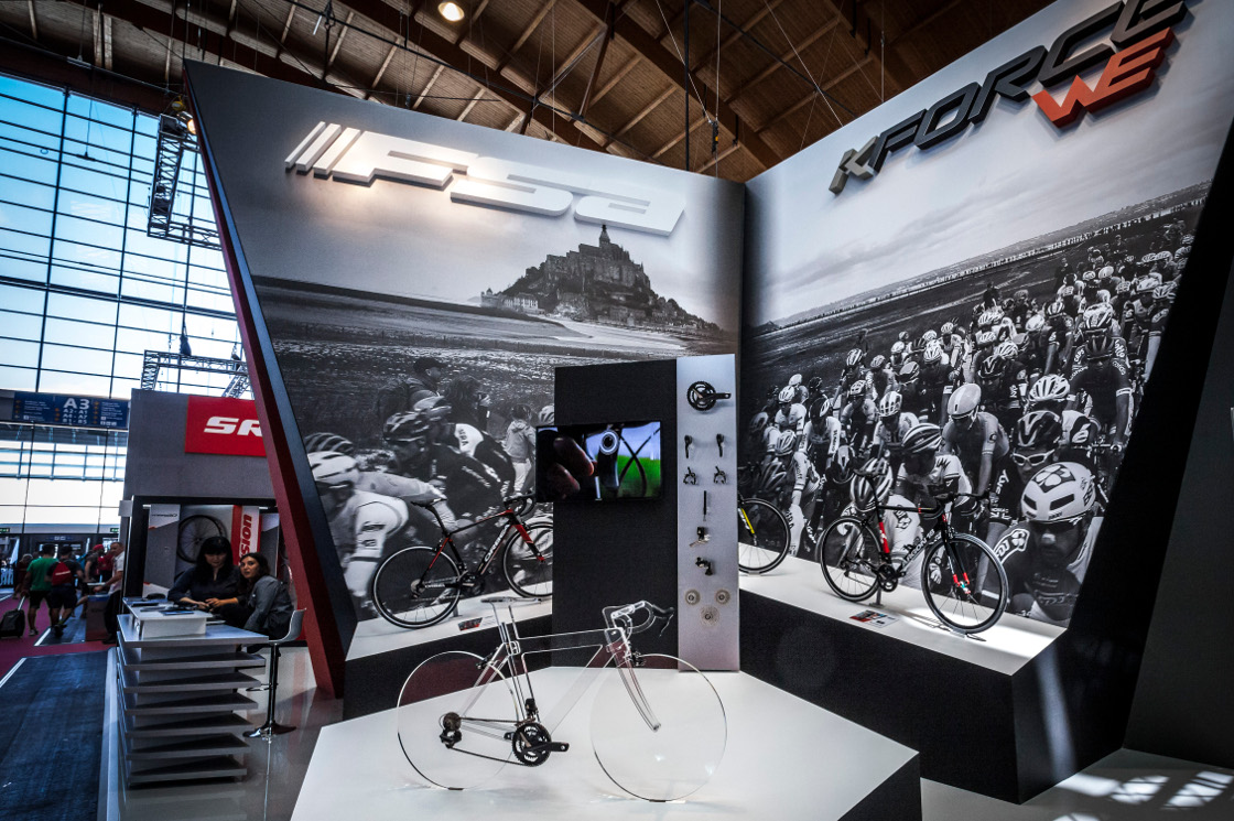 Bici da corsa scultura in plexiglas esposta a Eurobike Friedrichshafen