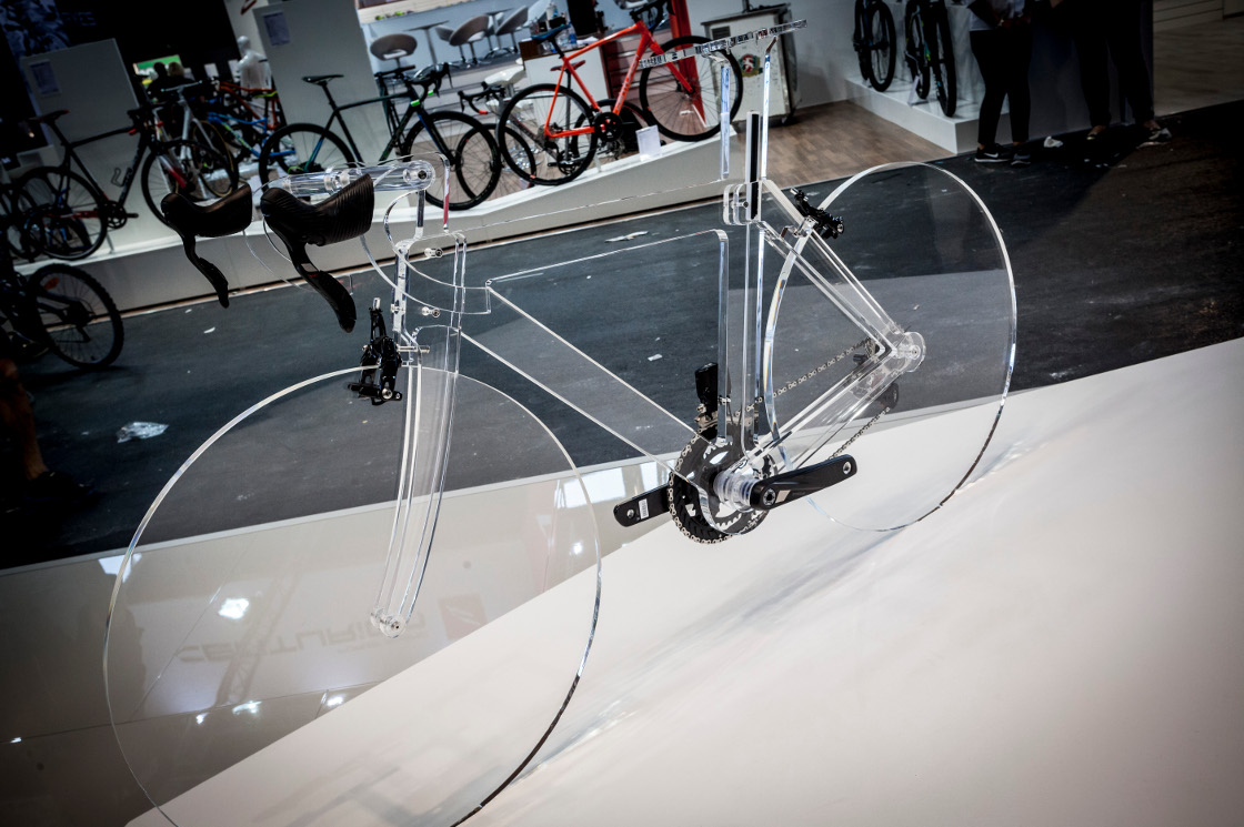 Vista laterale dell'installazione artistica bicicletta FSA in plexiglas