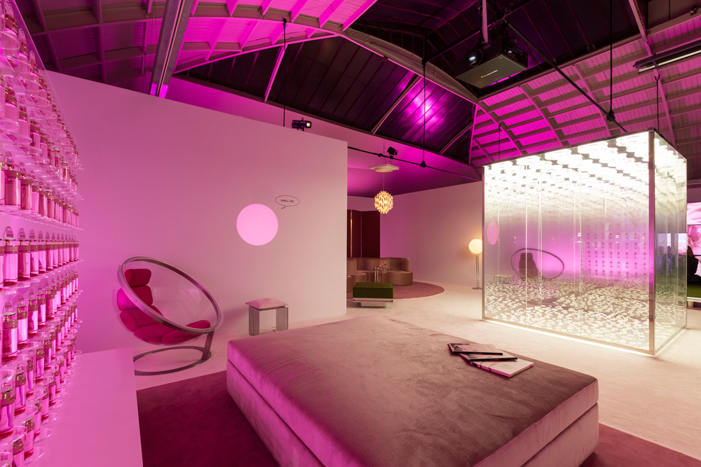 Particolare delle riflessioni luminose nell'allestimento Prada Candy