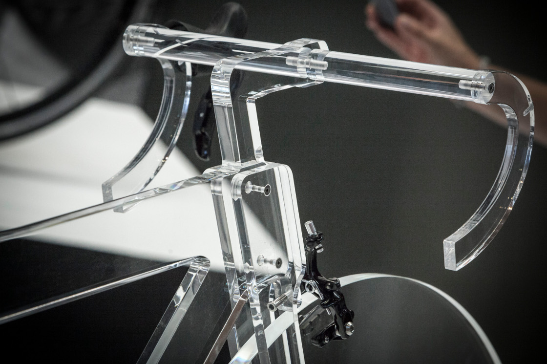 Bicicletta da corsa in plexiglas scala 1:1 per FSA a Eurobike 2016, design Bassodesign